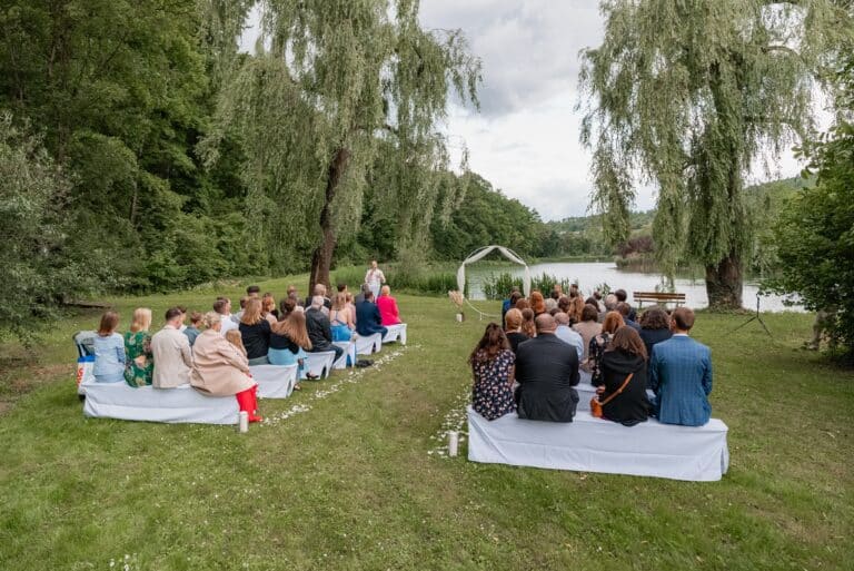 01913-florian-knusper-hochzeitsfotograf-wuerzburg-trauung-am-see-im-freien-Das Retz