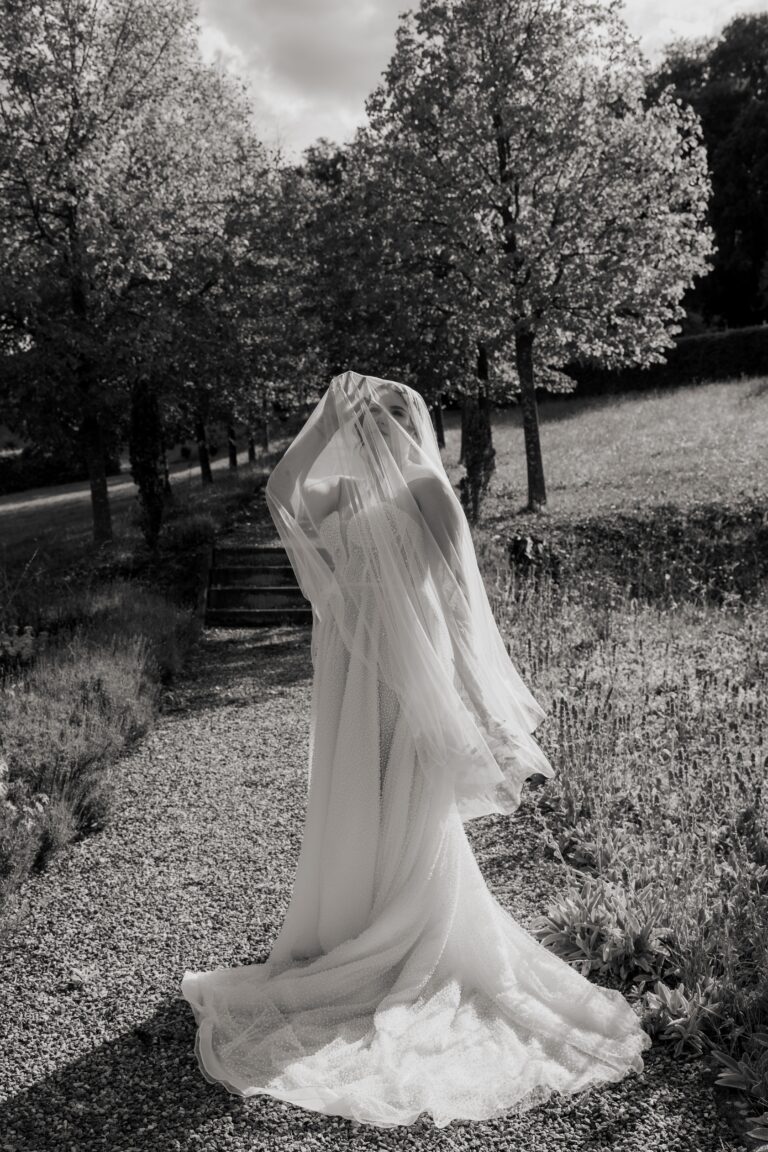 01918-2-florian-knusper-hochzeitsfotograf-wuerzburg-braut-im-garten-villa-oriental