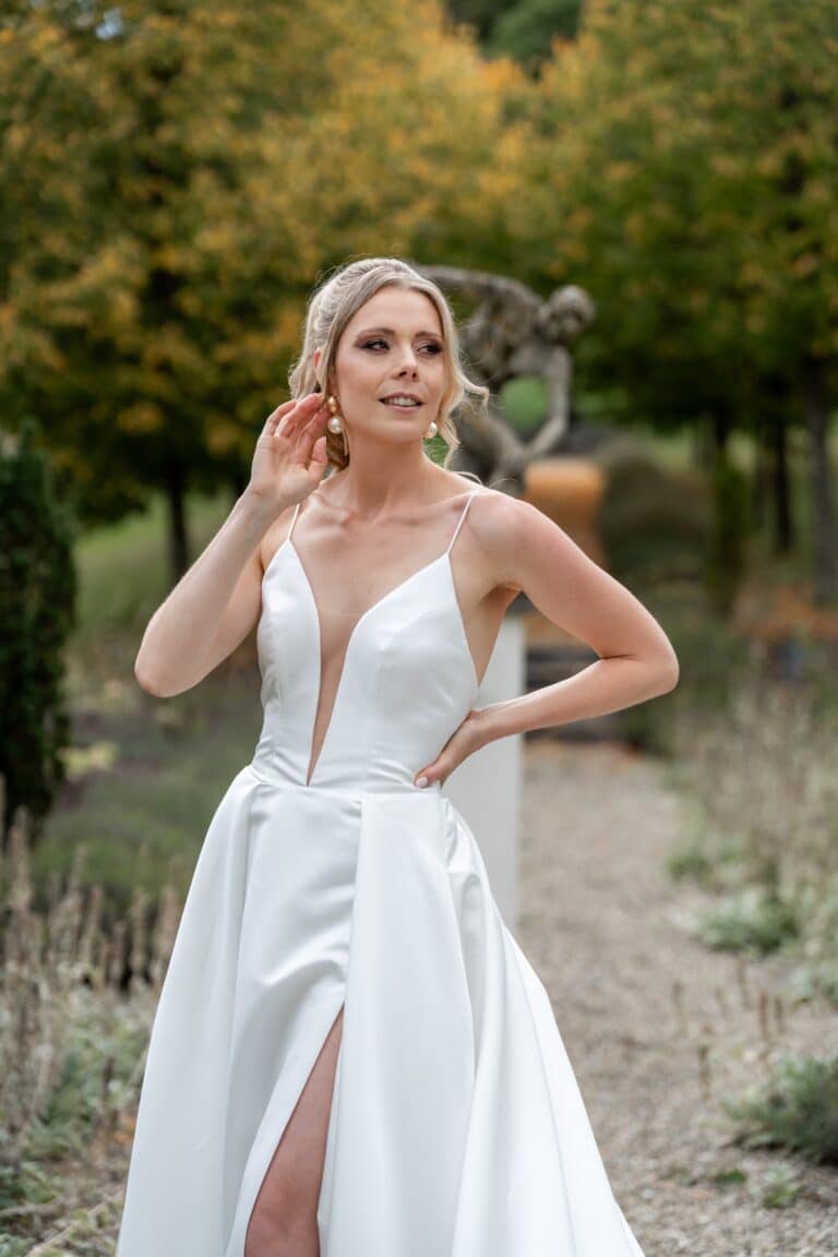 01918-florian-knusper-hochzeitsfotograf-wuerzburg-braut-im-garten-Villa Oriental