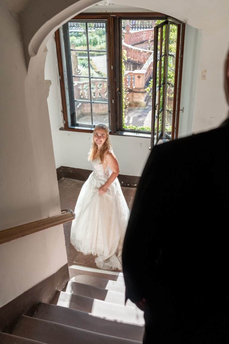 01933-florian-knusper-hochzeitsfotograf-wuerzburg-braut-auf-treppe-Kloster Bronnbach