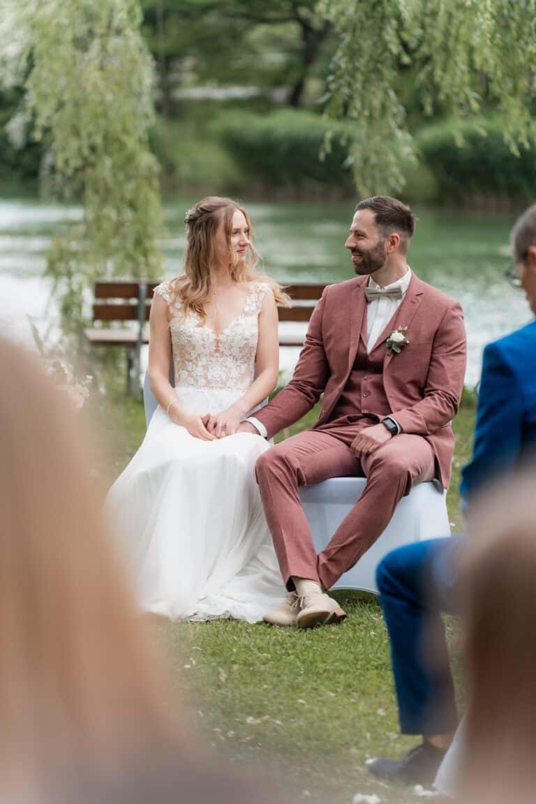 01936-florian-knusper-hochzeitsfotograf-wuerzburg-brautpaar-im-garten-Das Retz