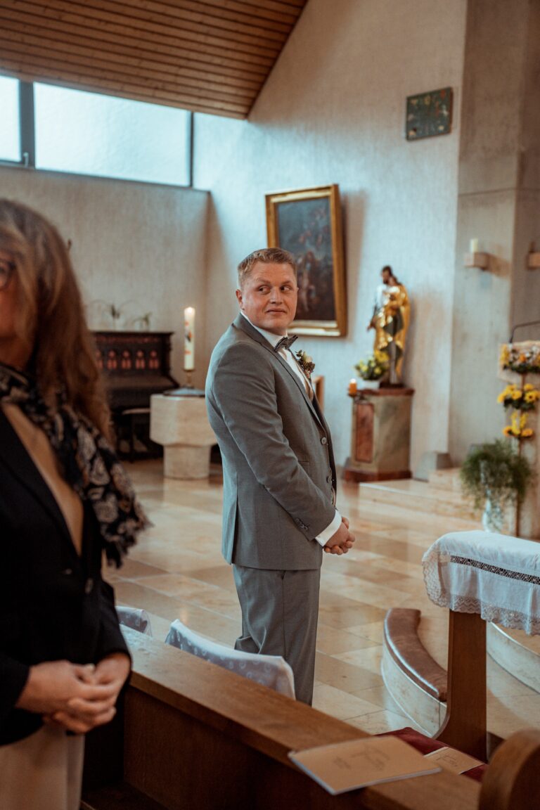 01937-florian-knusper-hochzeitsfotograf-wuerzburg-braeutigam-im-kirchensaal-Schloss Zeilitzheim