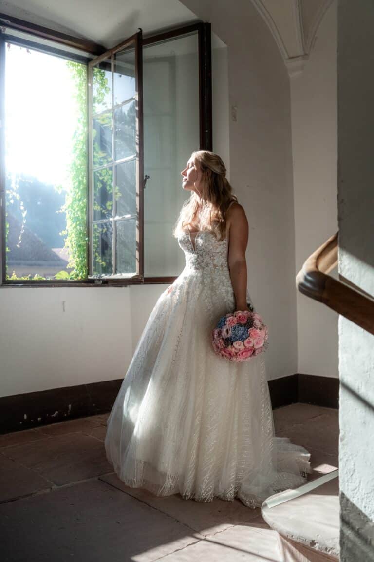 01950-2-florian-knusper-hochzeitsfotograf-wuerzburg-braut-im-sonnenlicht-Kloster Bronnbach