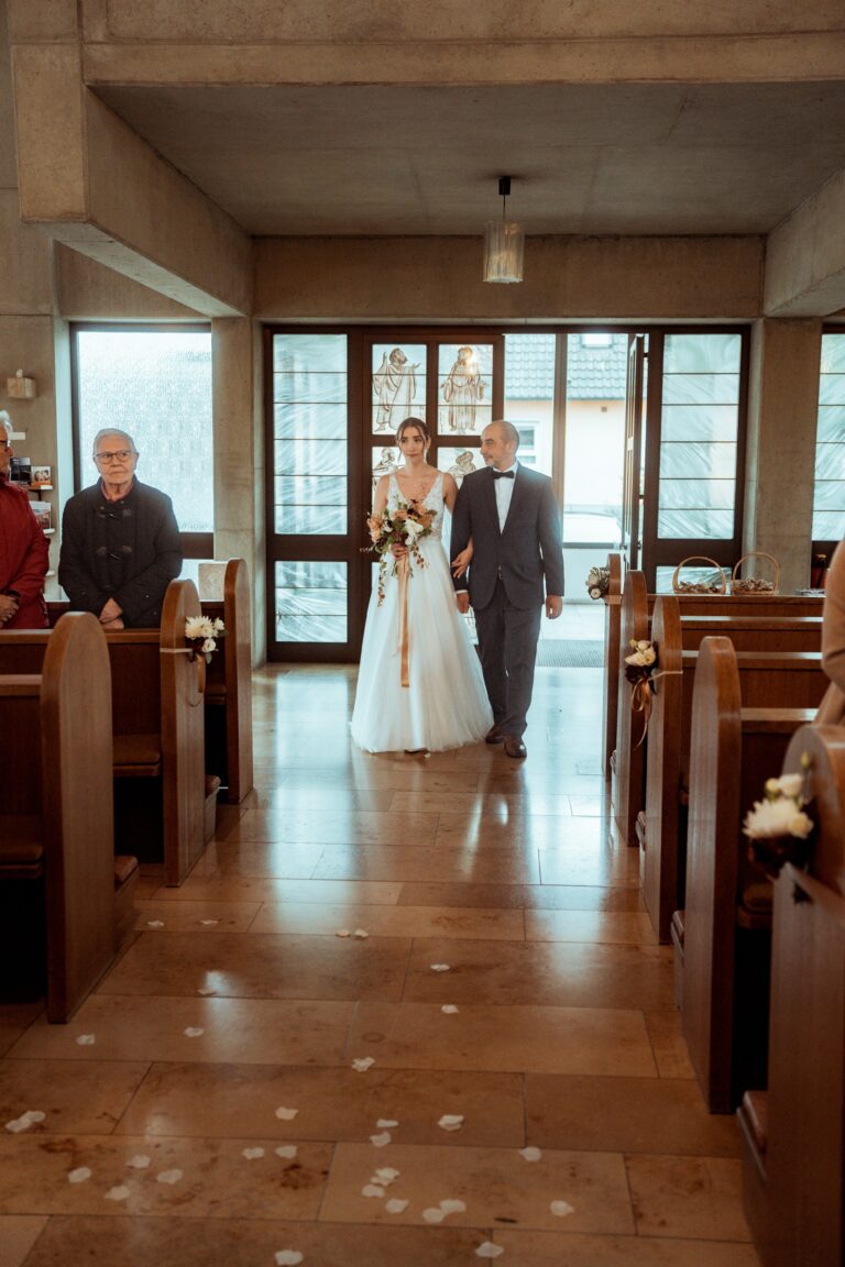 01960-florian-knusper-hochzeitsfotograf-wuerzburg-einzug-der-braut-in-kirche-Schloss Zeilitzheim