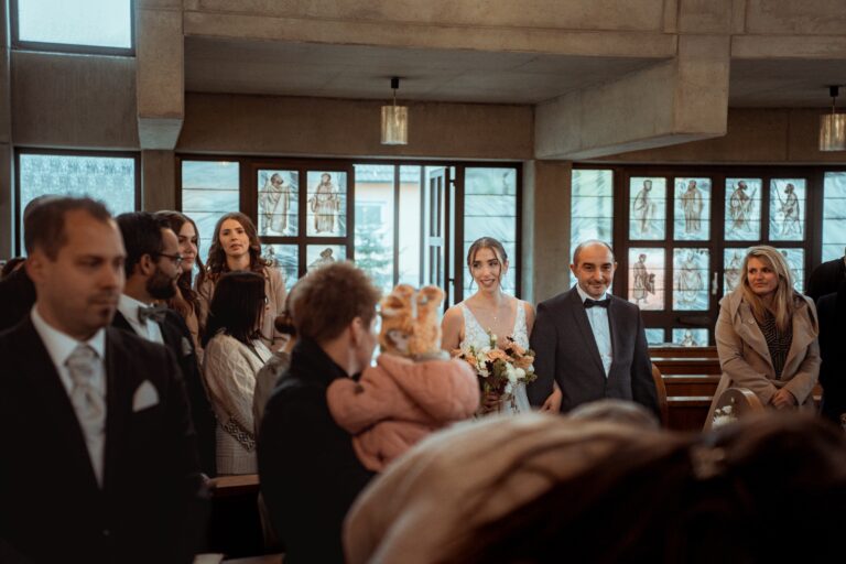 01961-florian-knusper-hochzeitsfotograf-wuerzburg-einzug-der-braut-in-kirche-Schloss Zeilitzheim