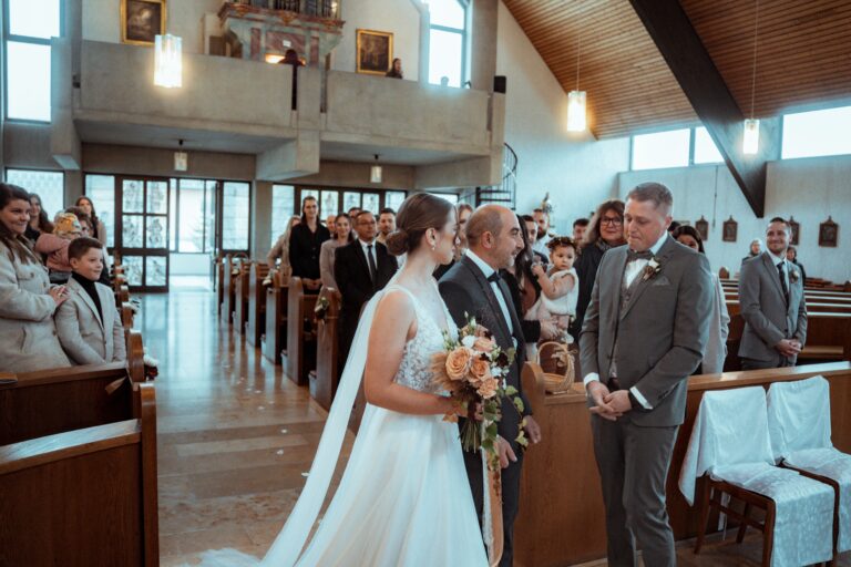 01981-florian-knusper-hochzeitsfotograf-wuerzburg-brautpaar-in-kirche-Schloss Zeilitzheim
