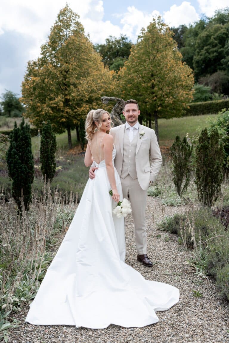 01982-florian-knusper-hochzeitsfotograf-wuerzburg-brautpaar-im-garten-Villa Oriental