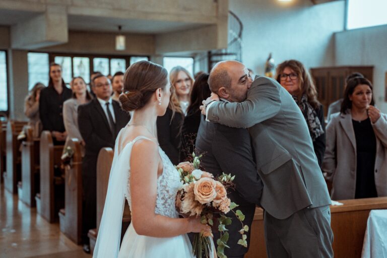 01987-florian-knusper-hochzeitsfotograf-wuerzburg-brautpaar-in-kirche-Schloss Zeilitzheim