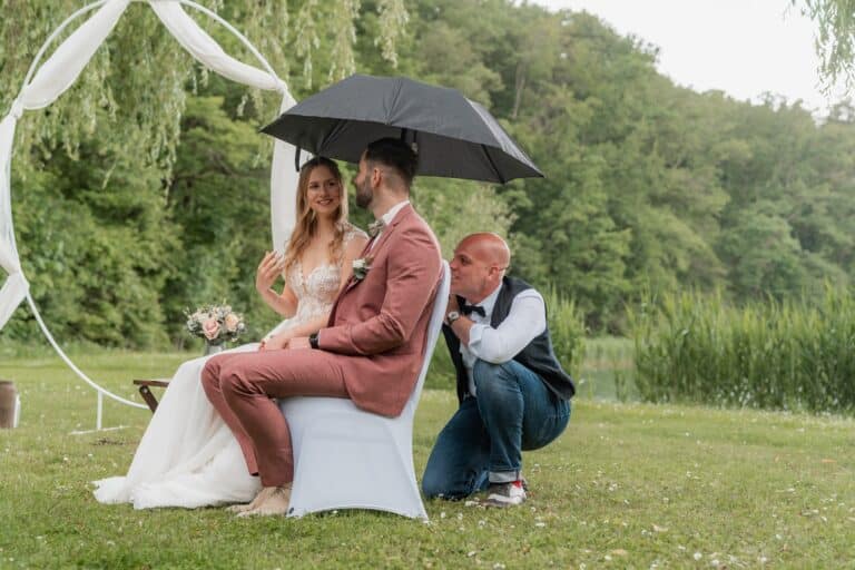 02002-florian-knusper-hochzeitsfotograf-wuerzburg-brautpaar-im-freien-Das Retz