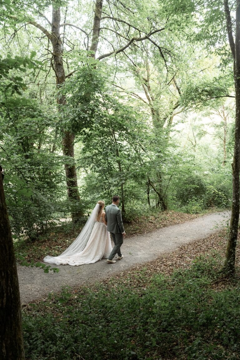 02003-florian-knusper-hochzeitsfotograf-wuerzburg-brautpaar-im-waldspaziergang-villa-oriental