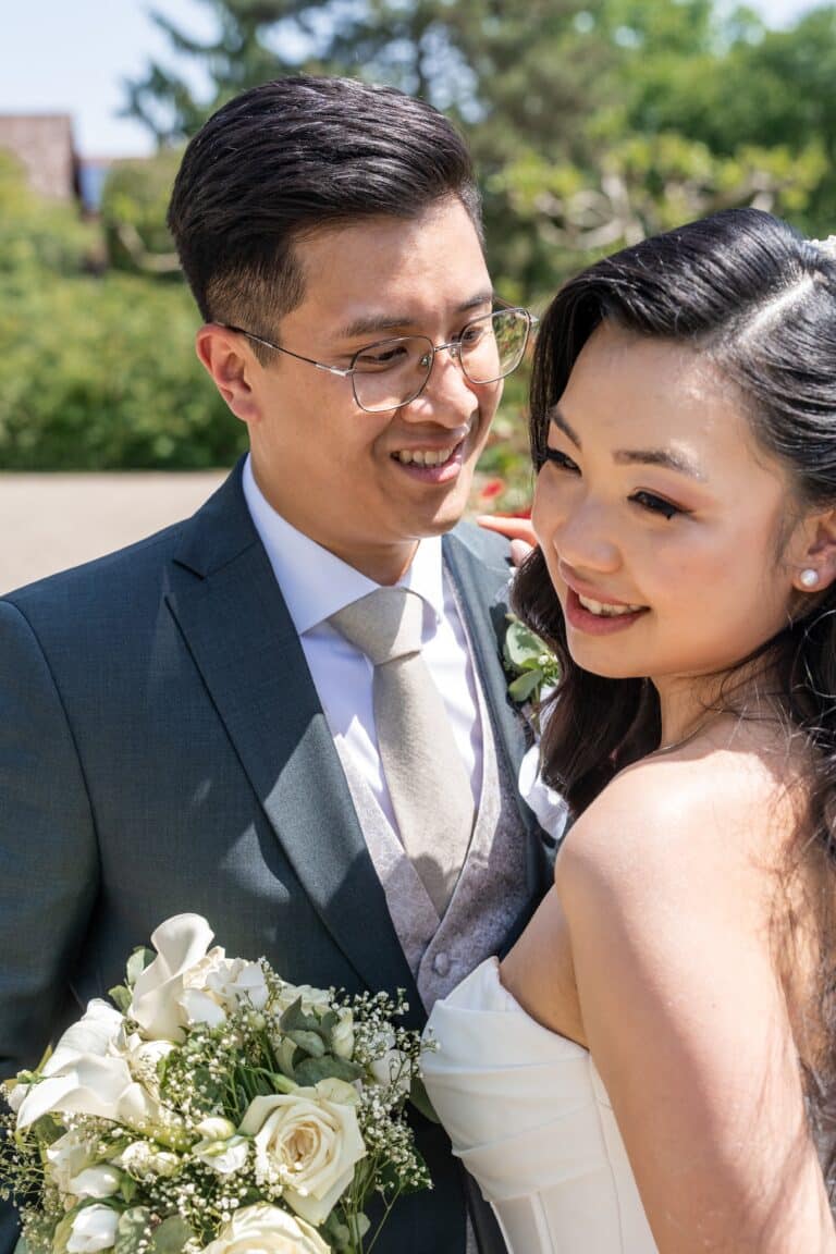 02016-florian-knusper-hochzeitsfotograf-wuerzburg-brautpaar-im-garten-Hotel Schindlerhof Nuernberg