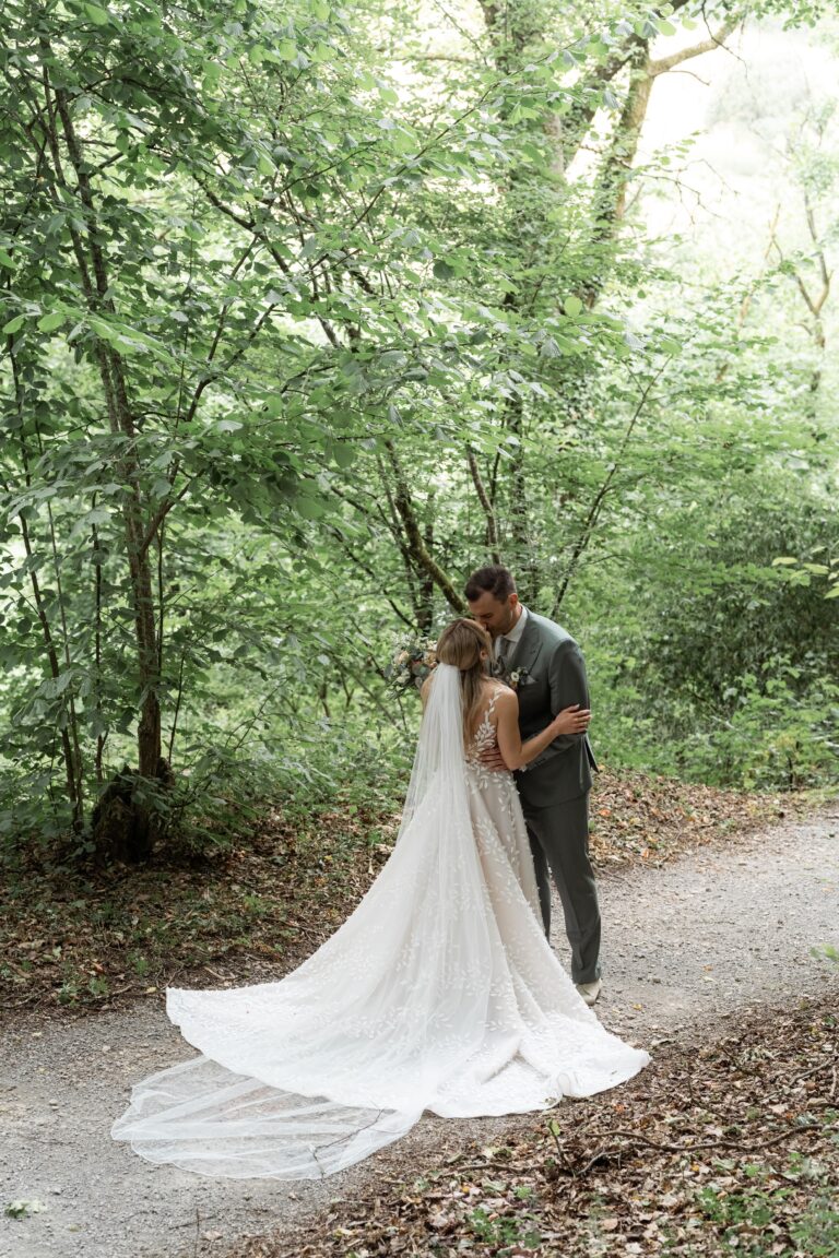 02021-florian-knusper-hochzeitsfotograf-wuerzburg-brautpaar-im-wald-villa-oriental