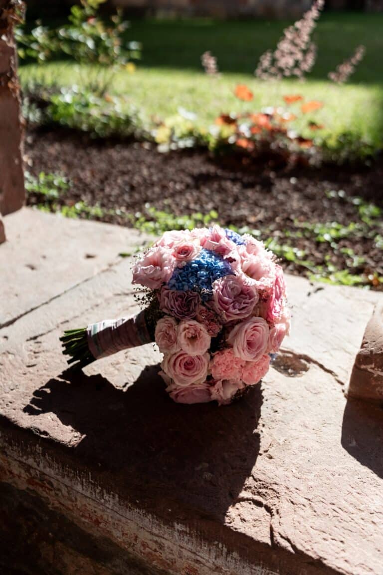 02022-florian-knusper-hochzeitsfotograf-wuerzburg-blumenstrauss-auf-mauer-Kloster Bronnbach