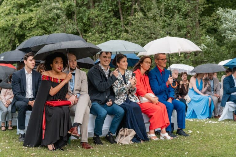 02029-florian-knusper-hochzeitsfotograf-wuerzburg-gaeste-mit-regenschirmen-Das Retz