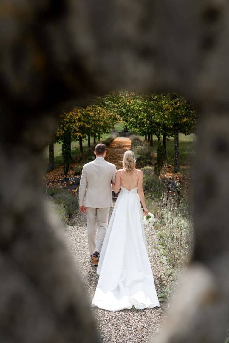 02036-florian-knusper-hochzeitsfotograf-wuerzburg-brautpaar-im-garten-Villa Oriental