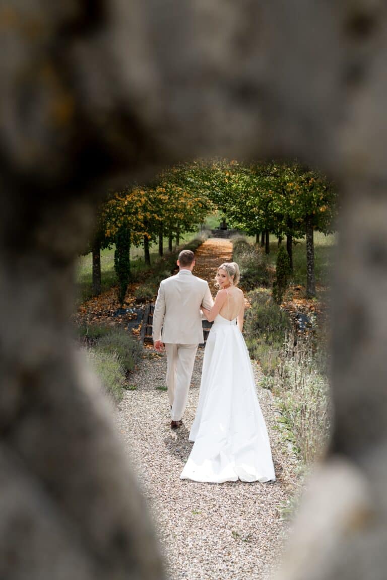 02040-florian-knusper-hochzeitsfotograf-wuerzburg-brautpaar-im-gartenweg-Villa Oriental