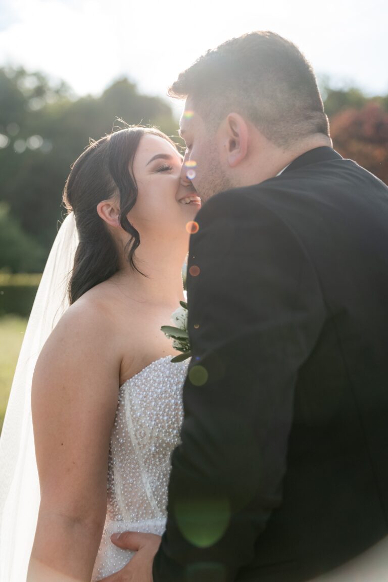 02043-florian-knusper-hochzeitsfotograf-wuerzburg-brautpaar-im-garten-villa-oriental