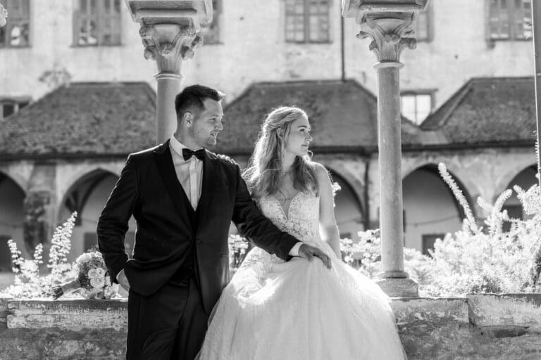 02054-2-florian-knusper-hochzeitsfotograf-wuerzburg-brautpaar-im-innenhof-Kloster Bronnbach