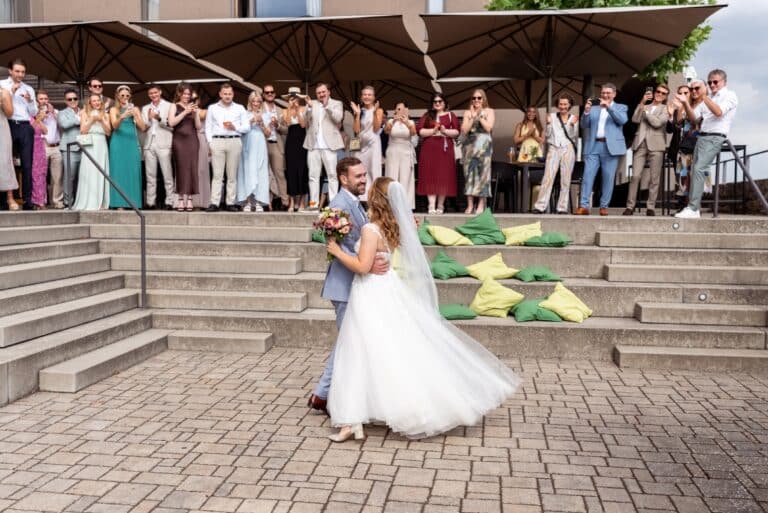 02054-florian-knusper-hochzeitsfotograf-wuerzburg-brautpaar-beim-tanz-Schlosshotel Steinburg Wuerzburg