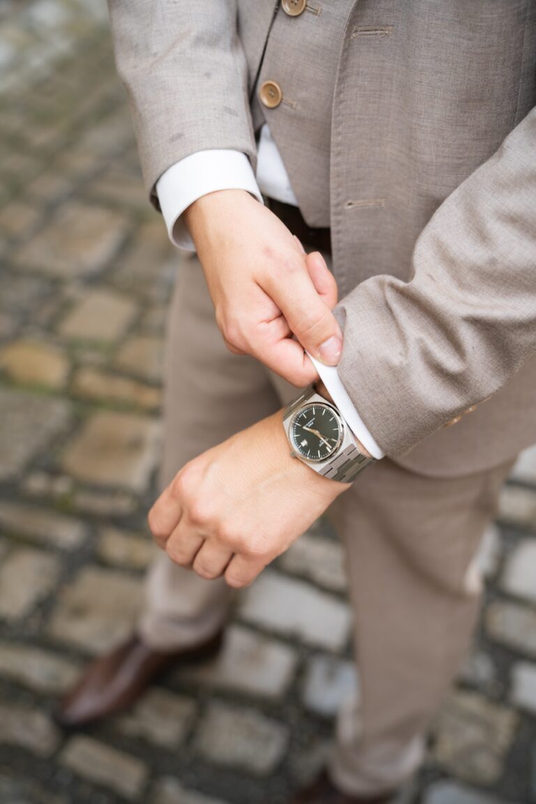 02061-florian-knusper-hochzeitsfotograf-wuerzburg-anzug-mit-uhr-Hotel Freihof Prichsenstadt