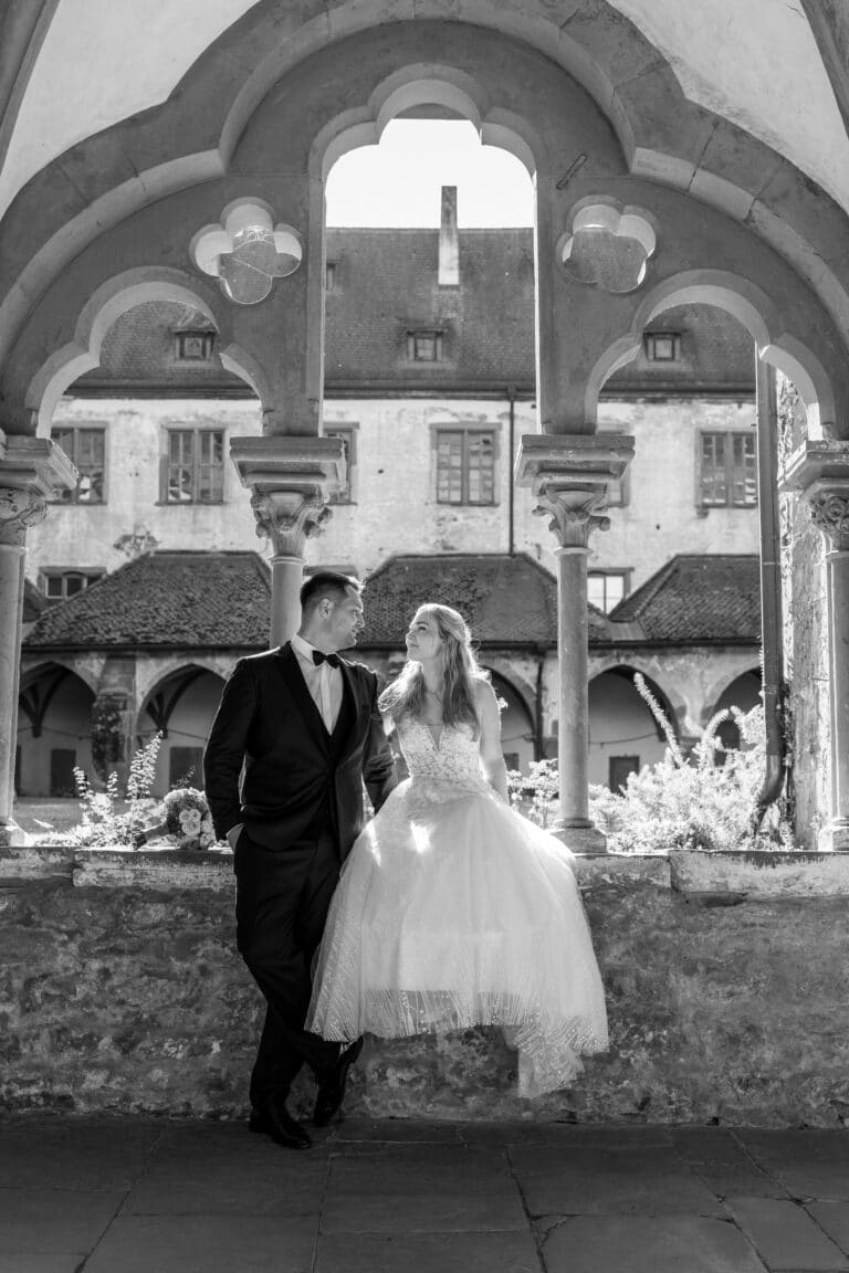 02068-2-florian-knusper-hochzeitsfotograf-wuerzburg-brautpaar-im-hof-Kloster Bronnbach