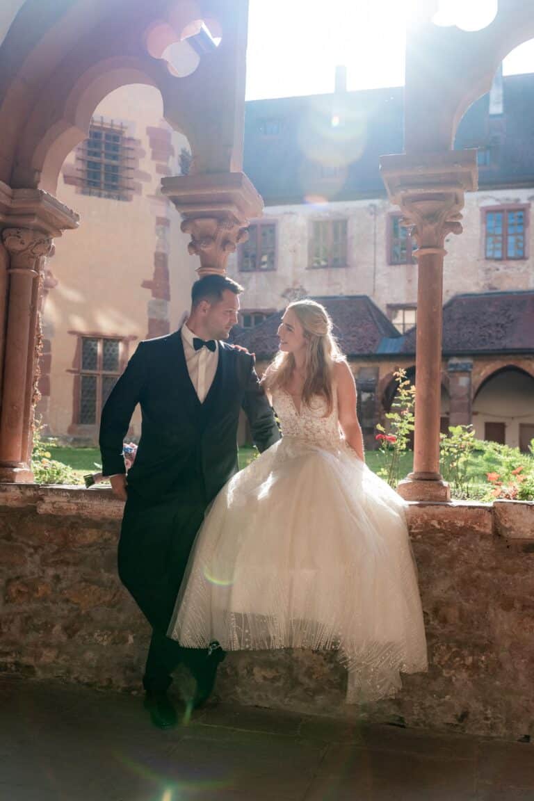 02072-florian-knusper-hochzeitsfotograf-wuerzburg-brautpaar-im-hof-Kloster Bronnbach