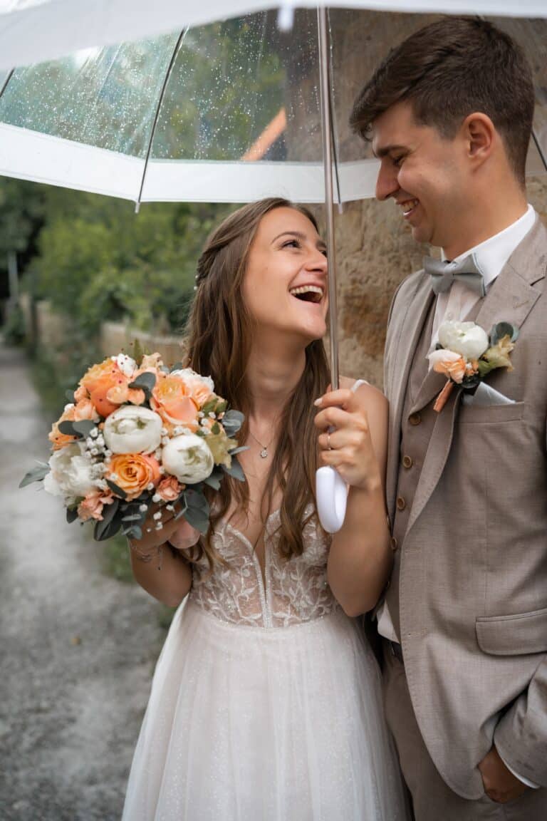 02086-florian-knusper-hochzeitsfotograf-wuerzburg-brautpaar-mit-regenschirm-Hotel Freihof Prichsenstadt
