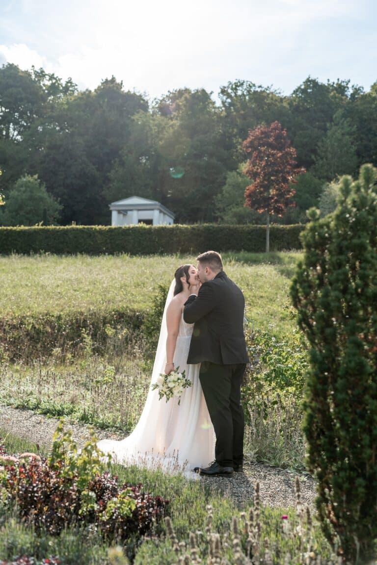 02090-florian-knusper-hochzeitsfotograf-wuerzburg-brautpaar-im-garten-villa-oriental