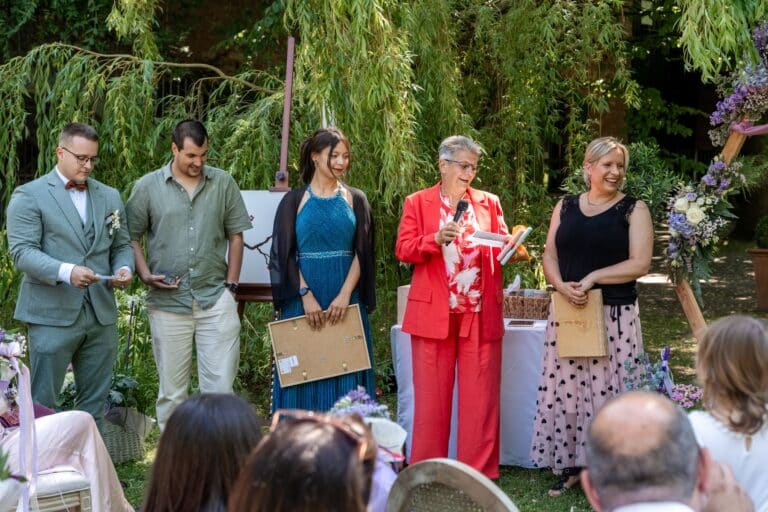 02100-florian-knusper-hochzeitsfotograf-wuerzburg-gruppe-von-gaesten-im-garten-hofgut hünnersdorf