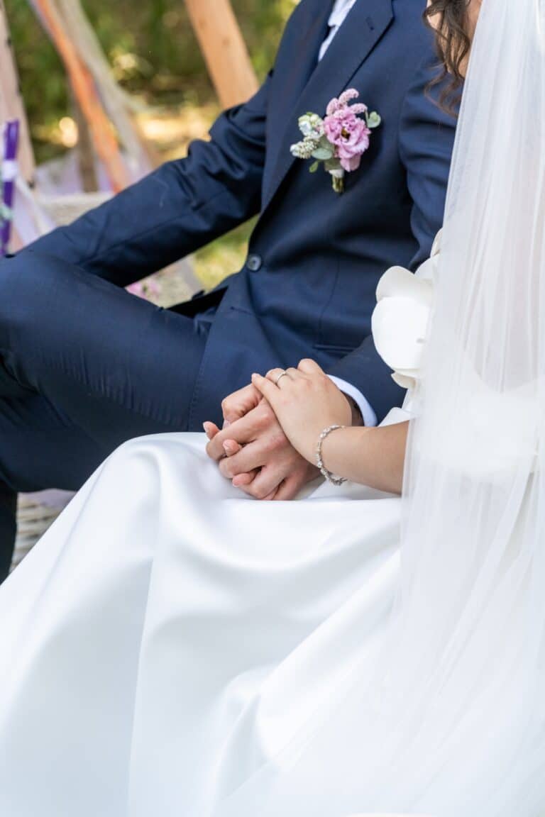 02106-florian-knusper-hochzeitsfotograf-wuerzburg-brautpaar-haende-halten-hofgut hünnersdorf