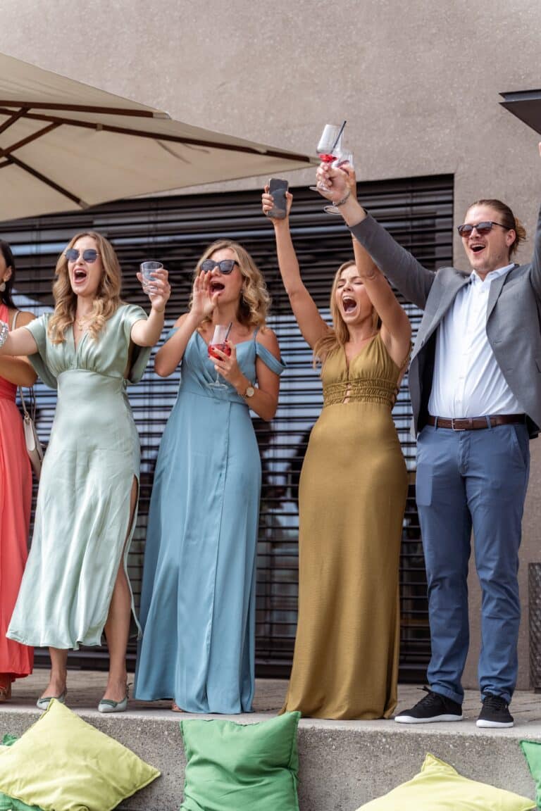 02113-florian-knusper-hochzeitsfotograf-wuerzburg-gaeste-mit-getraenken-Schlosshotel Steinburg Wuerzburg