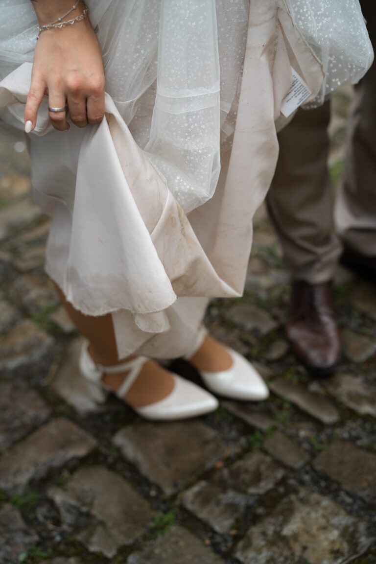 02114-florian-knusper-hochzeitsfotograf-wuerzburg-brautpaar-auf-kopfsteinpflaster-Hotel Freihof Prichsenstadt