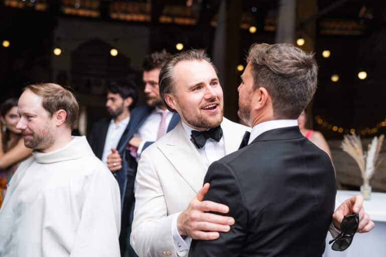 02117-florian-knusper-hochzeitsfotograf-wuerzburg-gruppe-von-gaesten