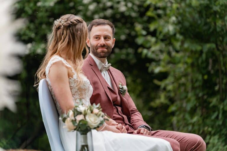 02122-florian-knusper-hochzeitsfotograf-wuerzburg-brautpaar-im-garten-Das Retz