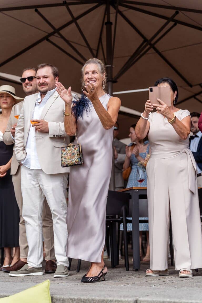 02127-florian-knusper-hochzeitsfotograf-wuerzburg-gruppe-von-gaesten-Schlosshotel Steinburg Wuerzburg