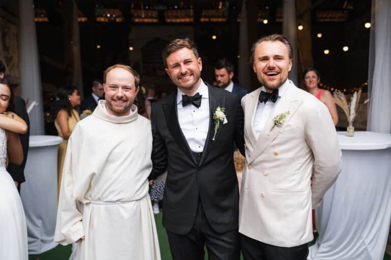 02129-florian-knusper-hochzeitsfotograf-wuerzburg-hochzeitsgaeste-im-festsaal