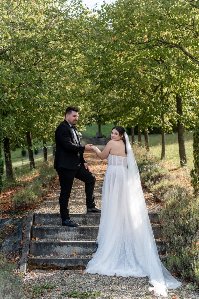 02130-florian-knusper-hochzeitsfotograf-wuerzburg-brautpaar-auf-steintreppe-villa-oriental