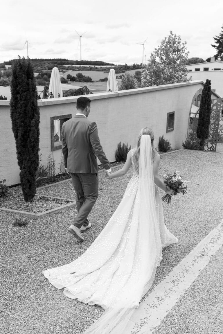 02132-2-florian-knusper-hochzeitsfotograf-wuerzburg-brautpaar-im-garten-villa-oriental