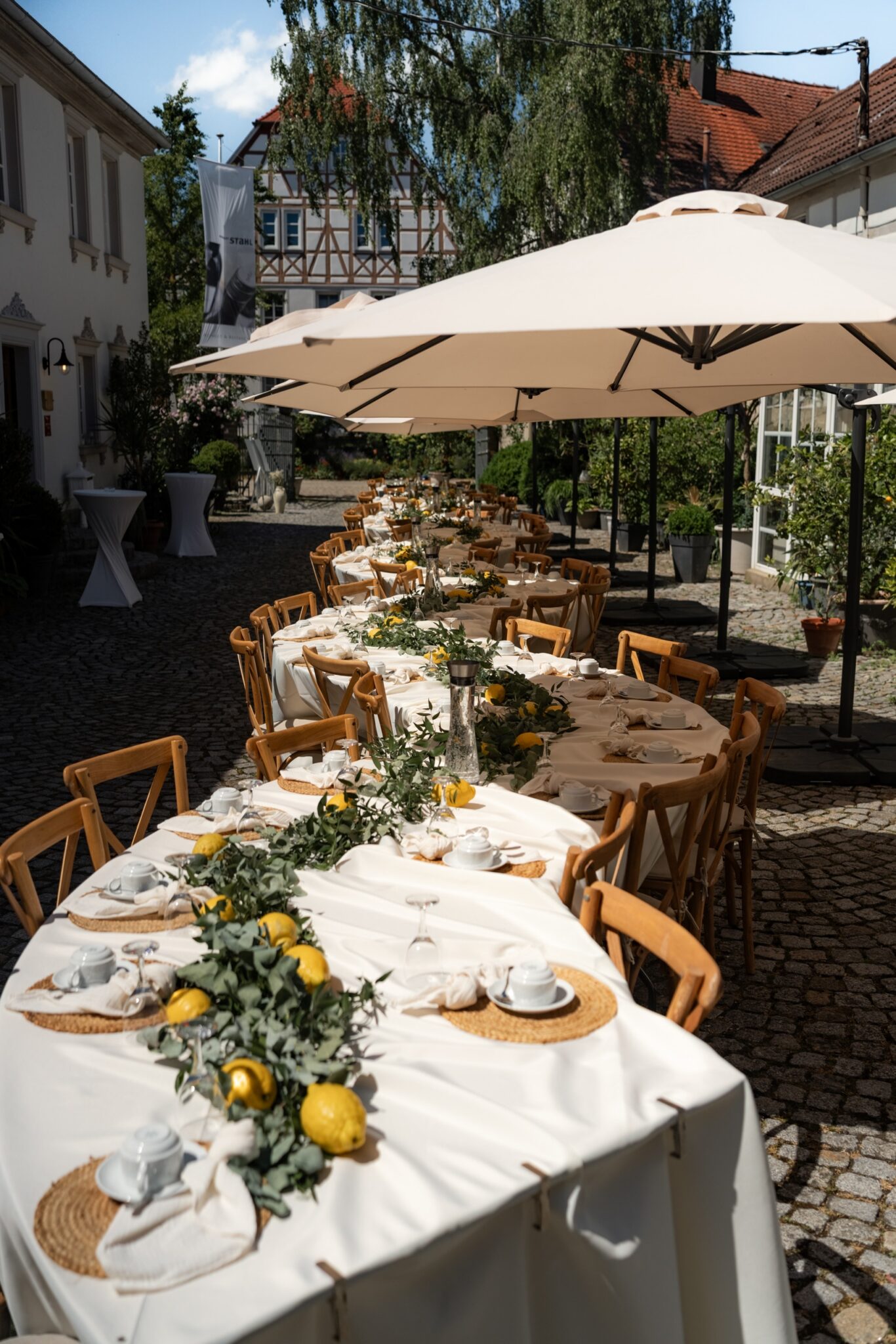 02139 florian knusper hochzeitsfotograf hochzeitstafel im freien winzerhof stahl 1