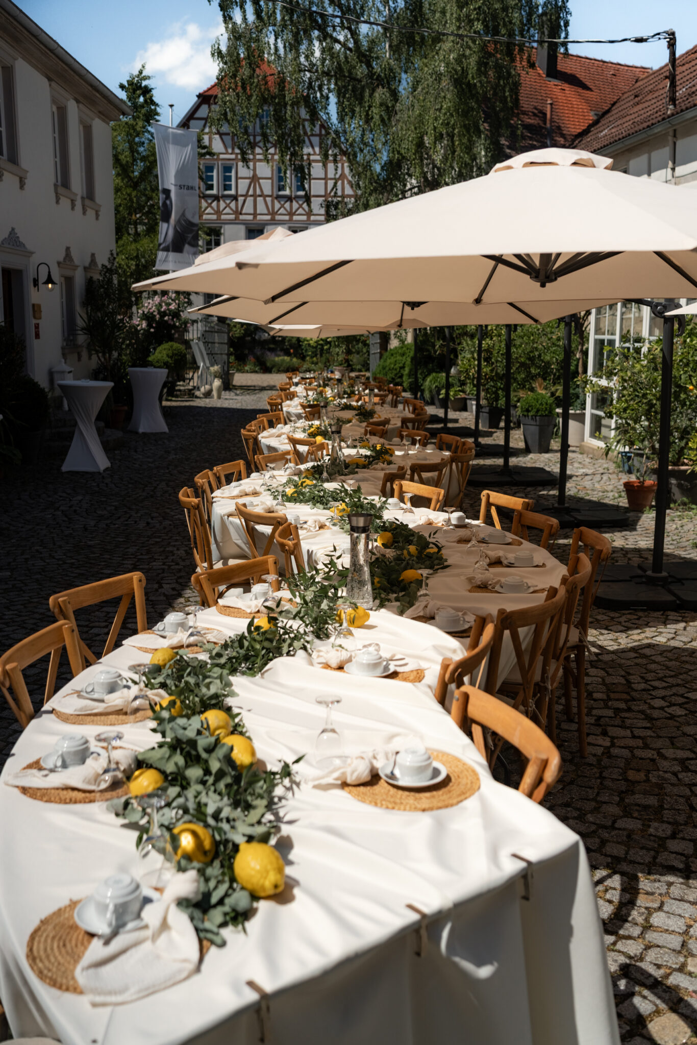 Hochzeitstafel im Innenhof mit Zitronen und Eukalyptus