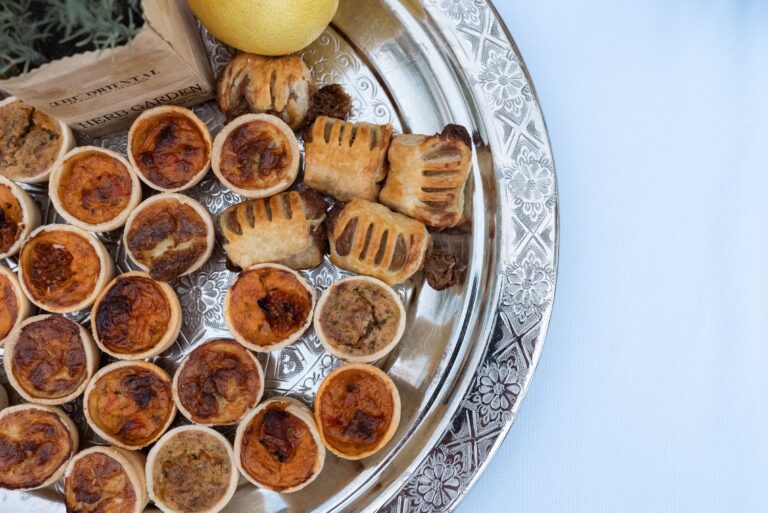 02147-florian-knusper-hochzeitsfotograf-wuerzburg-hochzeits-catering-tablett-villa-oriental