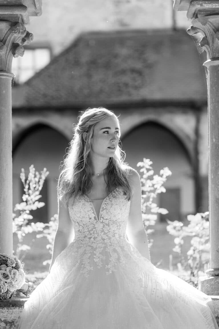 02152-2-florian-knusper-hochzeitsfotograf-wuerzburg-braut-im-innenhof-Kloster Bronnbach