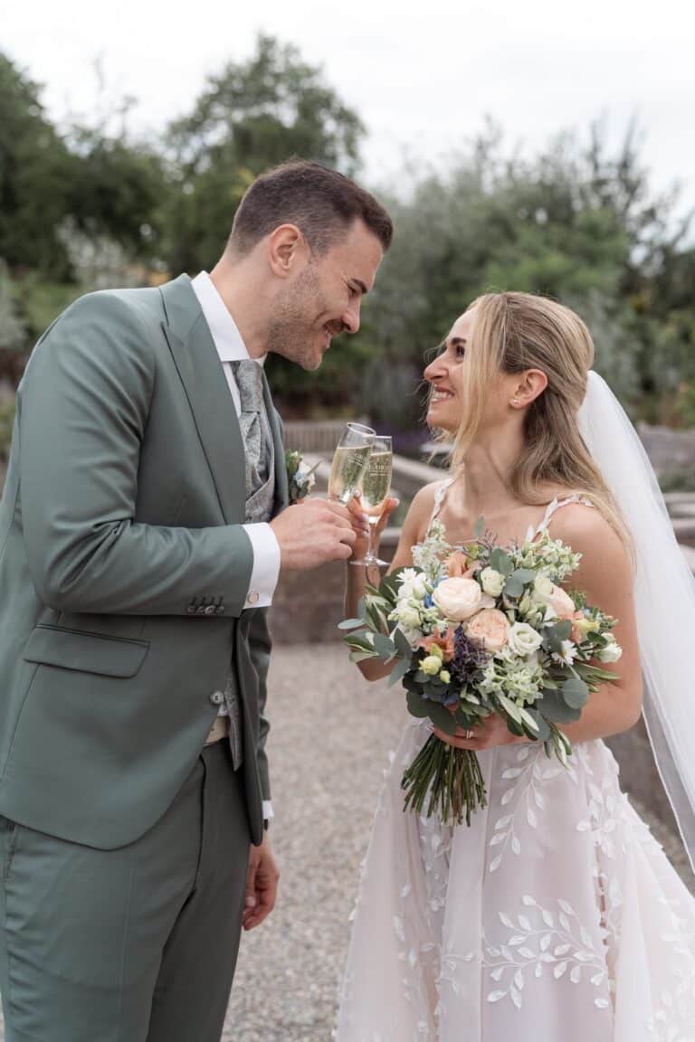 02157-florian-knusper-hochzeitsfotograf-wuerzburg-brautpaar-im-garten-villa-oriental