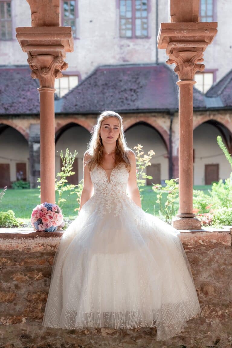 02158-florian-knusper-hochzeitsfotograf-wuerzburg-braut-in-arkaden-Kloster Bronnbach
