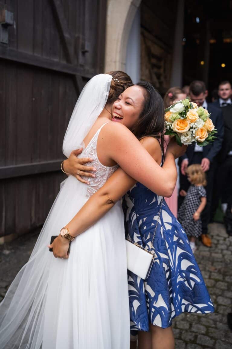 02159-florian-knusper-hochzeitsfotograf-wuerzburg-brautpaar-und-freundin-umarmung