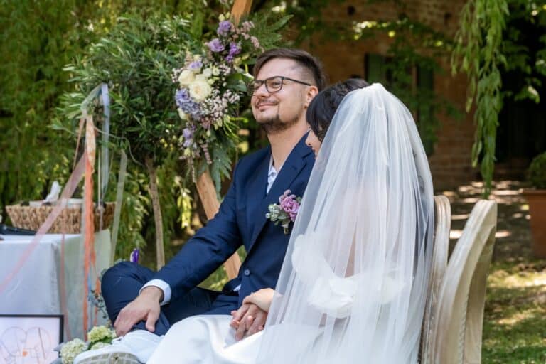 02161-florian-knusper-hochzeitsfotograf-wuerzburg-brautpaar-im-garten-hofgut hünnersdorf