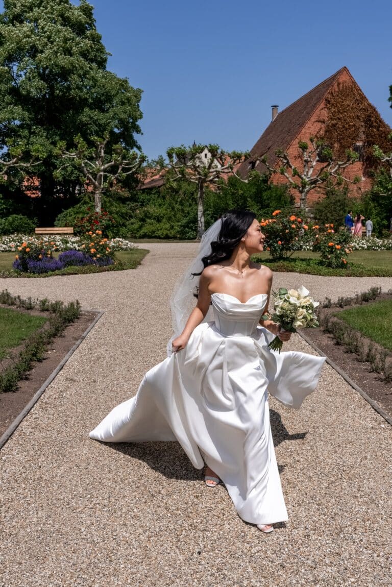 02177-florian-knusper-hochzeitsfotograf-wuerzburg-braut-im-garten-Hotel Schindlerhof Nuernberg