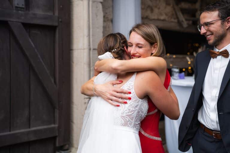 02180-florian-knusper-hochzeitsfotograf-wuerzburg-brautpaar-mit-gaesten