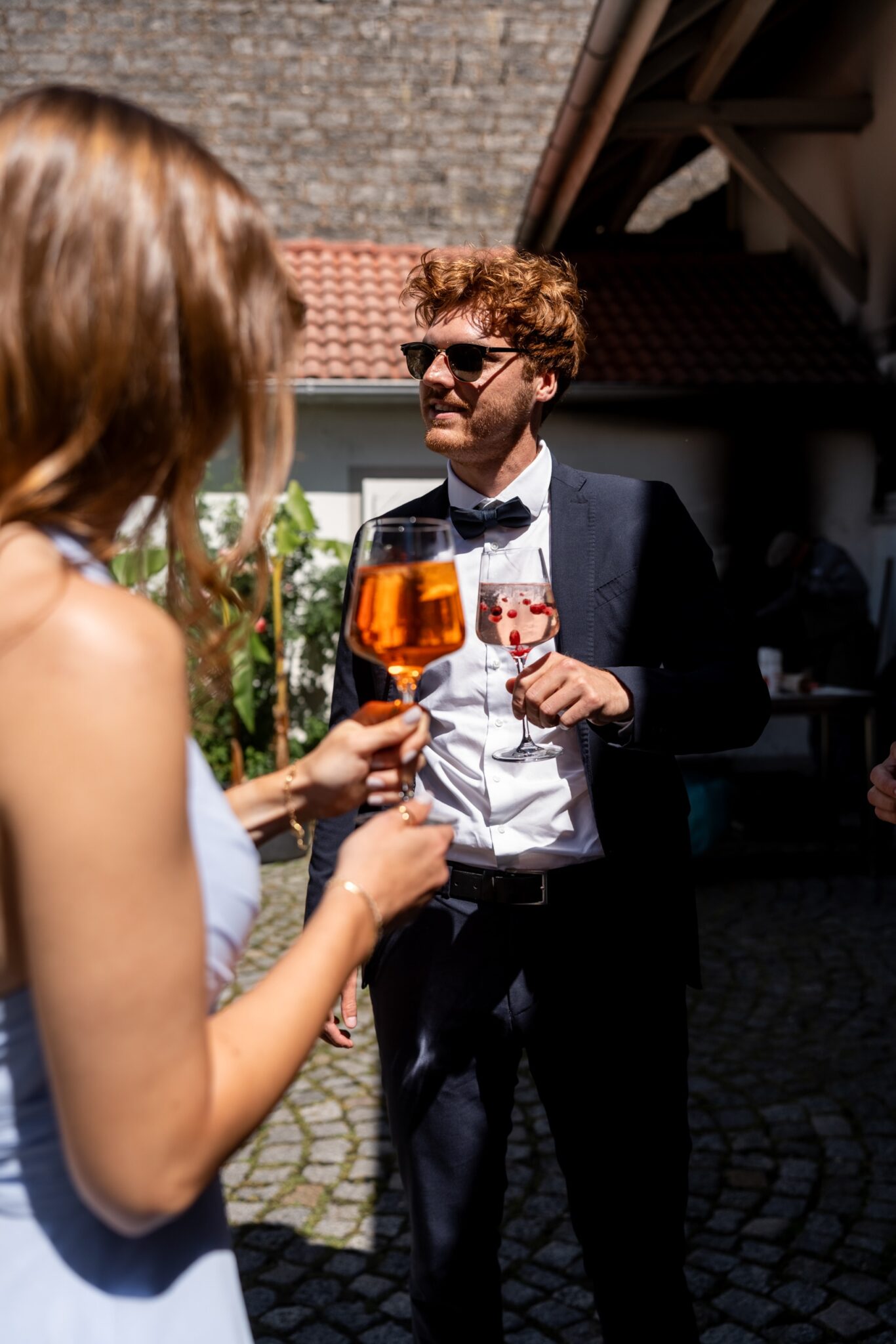 02184 florian knusper hochzeitsfotograf hochzeitsgaeste sektempfang winzerhof stahl 1