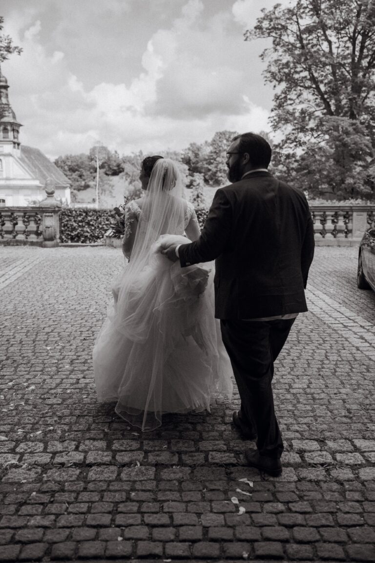 02184-florian-knusper-hochzeitsfotograf-wuerzburg-brautpaar-im-freien-Schloss Oberschwarzach